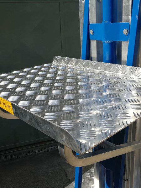 E200 – Piattaforma Aerea con Piano di Carico Frontale Regolabile