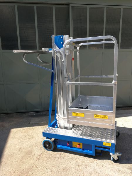 E200 – Piattaforma Aerea con Piano di Carico Frontale Regolabile