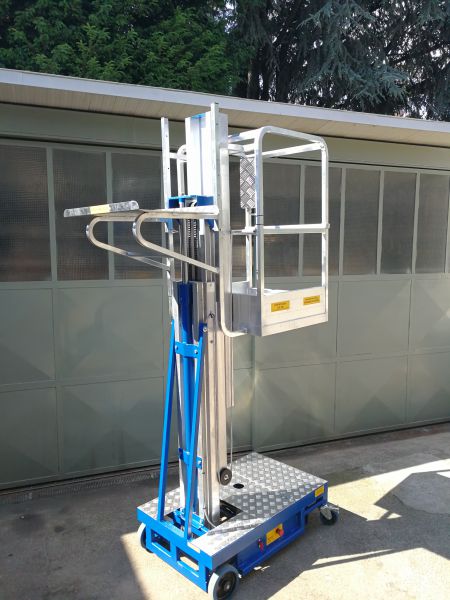 E200 – Piattaforma Aerea con Piano di Carico Frontale Regolabile