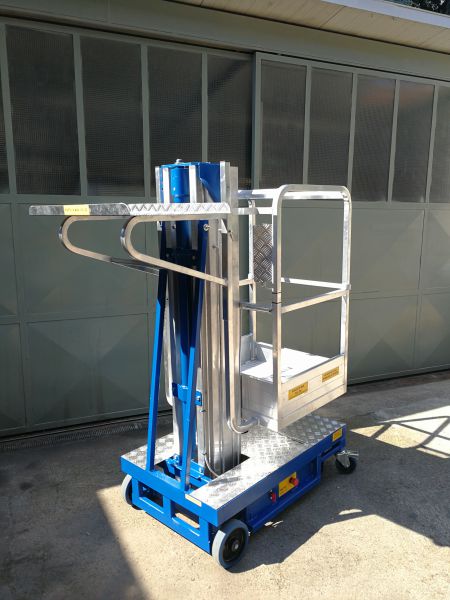 E200 – Piattaforma Aerea con Piano di Carico Frontale Regolabile