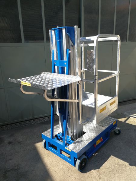 E200 – Piattaforma Aerea con Piano di Carico Frontale Regolabile