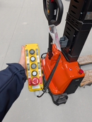 Transpallet elevatore autocaricante elettrico