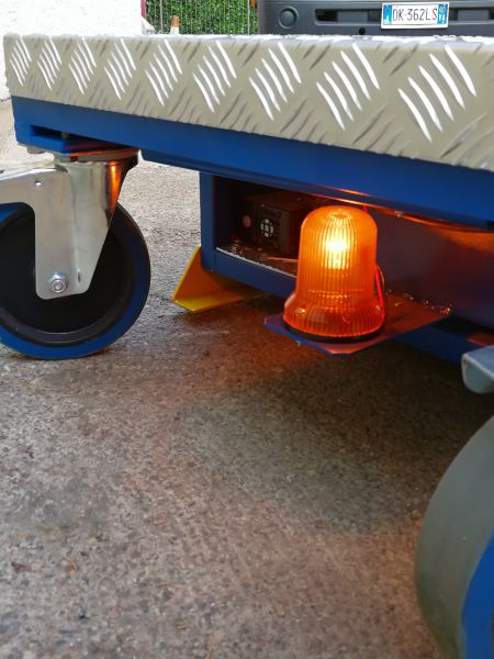 Piattaforma aerea verticale compatta con traslazione E5MT200